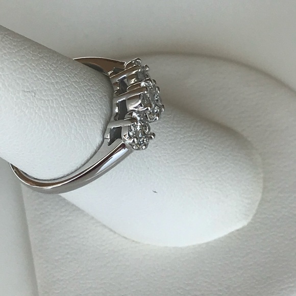 14Kt White Gold Diamond Wedding, anniversary Ring - Picture 4 of 4